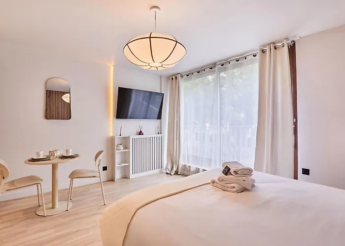Superb Parisian Suite-pere Lachaise Lejlighed